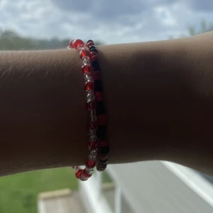 Pärlarmband  - Två röda pärlarmband i storlek s men finns också i fler storlekar om man vill ha, en kostar 15kr och båda kostar 25kr,! Kontakta oss om de finns frågor eller om du är intresserad 💕💗❤️