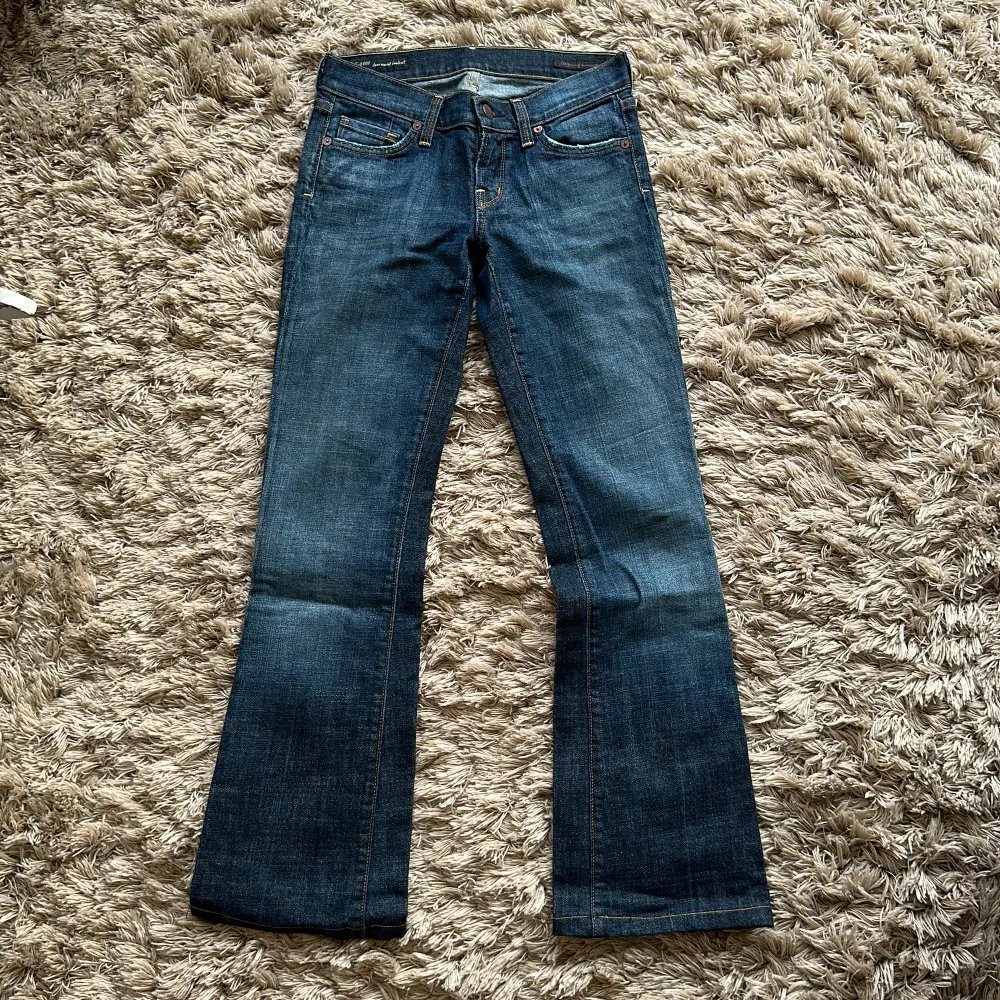 Snygga jeans i bootcut modell från citizens of humanity storlek 25. Aldrig använda. Nypris ca 1300kr. Mitt pris 400kr. Jeans & Byxor.