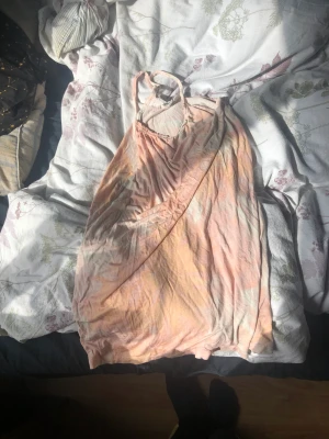 Kläder - 10kr/st   Klänning: 158/164!  Träningsbyxor: 146/152!  Jeans: 158 (oanvända , lappen är kvar)   Finns på fler sidor, först i kvarn!  Frakt tillkommer!  Katter finns i hemmet , även ett rökfritt hem! 