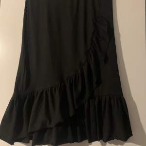Svart lång/volang kjol från gekås! Storlek 146-152 (midjan har resår band) 90kr +frakt
