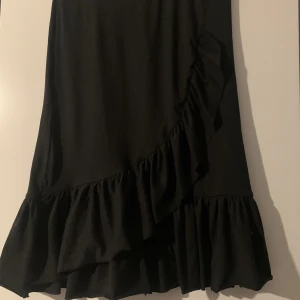 Lång kjol - Svart lång/volang kjol från gekås! Storlek 146-152 (midjan har resår band) 90kr +frakt