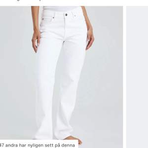 Helt nya vita jeans från bikbok! Lågmidjade! Nypris 699🌟🤗❤️ säljer då dom ej passade! 26x32 