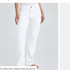 Helt nya vita jeans från bikbok! Lågmidjade! Nypris 699🌟🤗❤️ säljer då dom ej passade! 26x32 