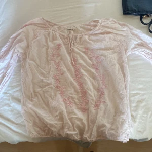 Jättesöt sommarblus - Säljer då den inte kommer till användning. Den är i XL men den är inte så stor på mig som brukar ha S-M💓 Använd gärna Köp Nu