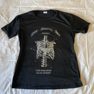 T-shirt  - Oanvänd T-shirt med tryck. Har ett väldigt lent material. Står M, men passar också S.