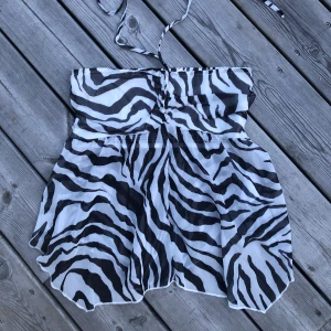 Fest topp 😍 - Resår där bak så den passar nog XS-S❤️ så snygg!