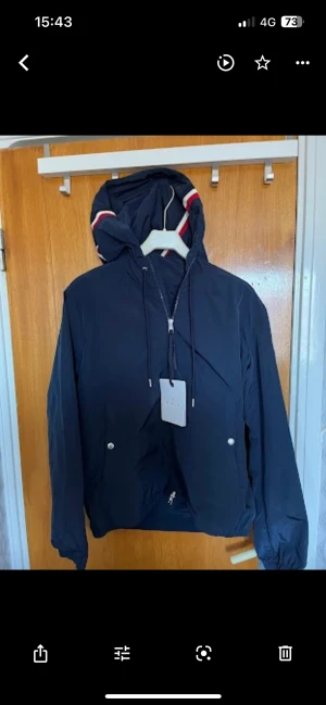 Moncler jacka  - Säljer min nya Moncler jacka pasar bra för kallare kvällar och regniga dagar. Jackan är mörkblå ändrar för beroende reflektion. Skriv vid frågor! Storlek M Priset kan diskuteras 