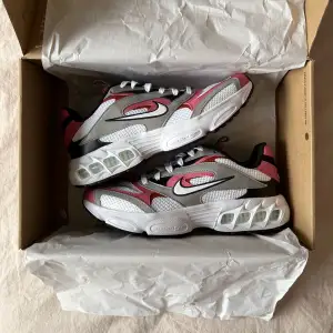 Säljer dessa sjukt snygga Nike-sneakers i modellen Zoom Air Fire då de tyvärr inte kommer till användning, använda ute en gång men rengjorda och i nyskick! Strl 42 innermått 26.5 cm. Köpta för 1499 kr på Zalando. Köparen står för frakt 🩷