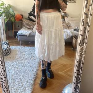 White gooey frill midi skirt from romwe. Still new with tags.   Ship or pick up in stockholm