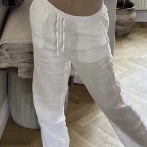 Linnebyxor  - Säljer dessa vita super snygga linnebyxor, de är low waist. Nypris 599💘