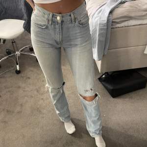 säljer dessa super fina jeans från zara i topp skick, sällan använda, jag är 165 och är ner till marken, storlek 34 men skulle säga att de passar 36 också💗 kan frakta å skicka bättre bilder 
