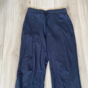 Vida byxor - Marinblåa vida byxor i mjukisbyx material. Kommer tyvärr inte till användning längre, är ifrån Monki. 