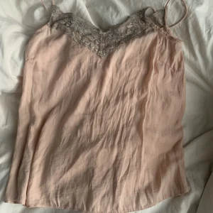 linne  - linne med spets detaljer, kommer ej till användning 