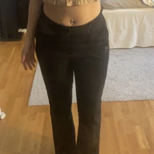 Kostymbyxor Bikbok - Högmidjade kostymbyxor från bikbok, de är i storlek 42 men passar mer 38-40 då det är små i storleken💗 priset går att diskutera!