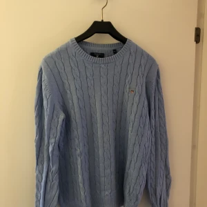 Gant - Ganttröja, ljusblå, kabelstickad, storlek M.