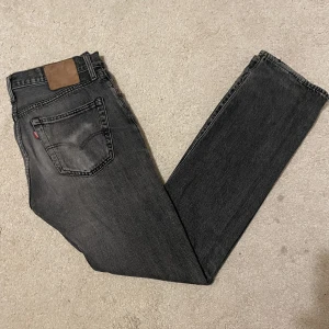 Levis 501 - Ett par fina Levis 501 jeans i färgen grå. Skick 7/10 