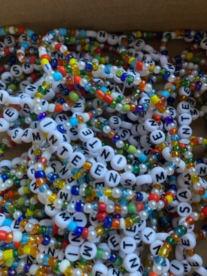 Inte ensam armband  - Var med och minska stigmat kring psykisk ohälsa, och stöd suicidezero genom att köpa mina armband!  De kostar 49kr/st, och 70% av det skänker jag till suicide zero. Idag har jag skänkt över 13000kr! Finns i många färger och kan postas, porto kostar 15 kr!