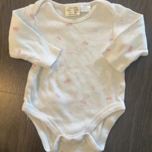 Zara baby body - Zara baby body, storlek 62. Väldigt små i storlek så skulle säga att den är en 56💕