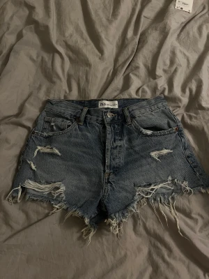 Zara jeansshorts - Köpte domhär skitsnygga jeansshortsen för ungefär 3 veckor sen och drog bort lapparna ifrån dom, men kände sen att dom var lite små. Har använt dom en halv dag så dom är som nya. Skriv privat om ni vill ha bilder på eller andra funderingar💕köpte för 329