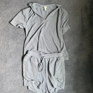 Blått set! - Jättegulligt och mysigt blått set från H&M! Kan användas som pyjamas! Säljer då det aldrig har kommit till användning. 