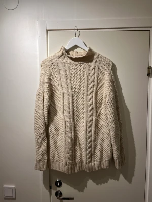 Kabelstickad tröja - Kabelstickad tröja i oversized modell 