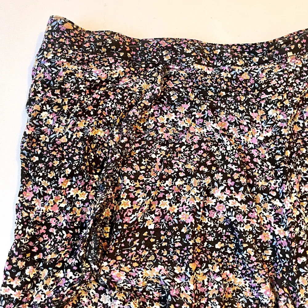 Blommiga shorts från BIKBOK med fina detaljer (volanger?) på framsidan. Tunna/lätta (ej transparenta) med dragkedja där bak. Storlek L, ej stretchiga🤎. Shorts.