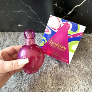 Britney Spears Parfym Fantasy - Säljer en Britney Spears Parfym i doften ”Fantasy”. Parfymen är endast testad, så gott som ny. Säljs pga att jag köpte fel. Parfymen är 100ml och Edp.