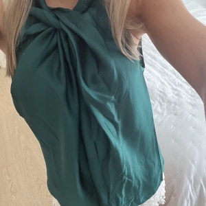 Grön blus  - Superfin mörkgrön blus fårn Anna field som inte kommer till användning. Storlek xs/s, köp för 200kr🥰