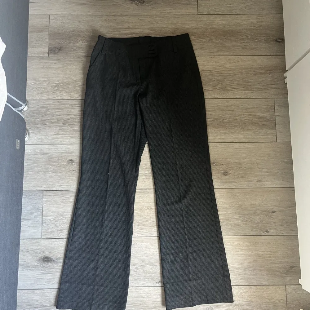 Säljer dessa lågmidjade kostymbyxor från Kappahl. Dom är långa på mig som är 166 cm så tror dom passar på lite längre tjejer. . Jeans & Byxor.