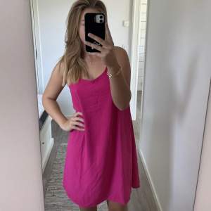 Säljer denna söta rosa klänningen! Superfin och skön. 