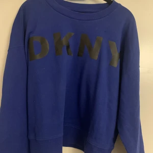 Tröja DKNY - Kornblå DKNY