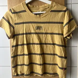 Säljer denna fina gul svarta t-shirt från Levis i storlek xs som jag använt minst 1 gång. Den är i väldigt fint skick! Köpare står för frakt🫶🏻
