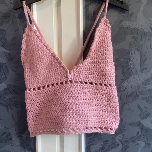 Rosa virkad topp - Handgjord topp som man knyter i ryggen, ganska låg vid brösted men jag kan sy upp