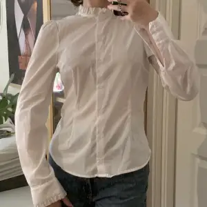 Pretty shirt with cute collar. Great condition!