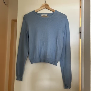 Tunn stickad tröja  - Tunn ljusblå stickad tröja ifrån pull&bear. Storlek L
