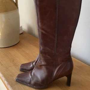 Stövlar - Vinröda stövlar storlek 37.