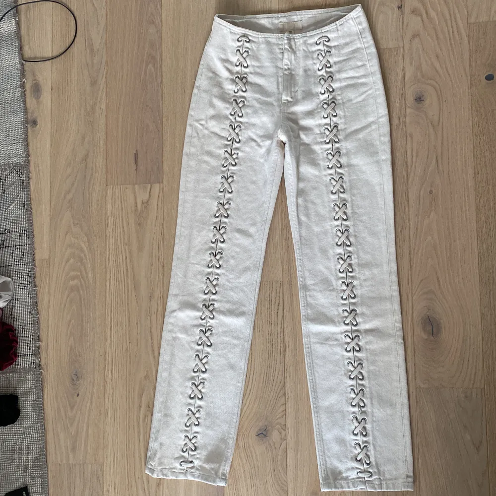 Jätte fina jeans i fint skick och använts en gång💕. Jeans & Byxor.