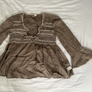 Odd Molly blus - Gråbrun Odd Molly blus, skrynklig men bra skick!