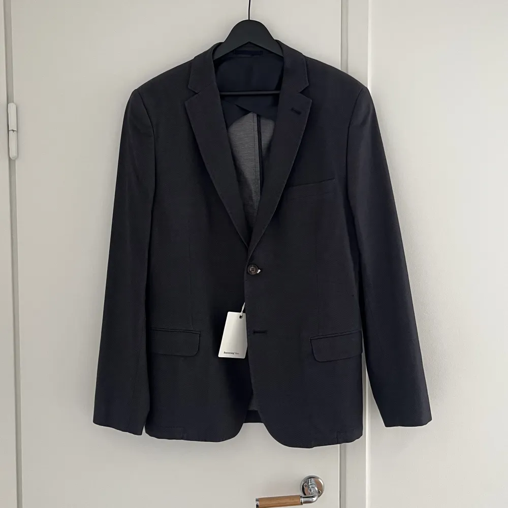 Säljer denna bommerang blazer / kavaj då den aldrig kom till användning. Storlek 48 i gråblå färg. Helt ny med prislappen kvar på 2999 :-, hojta till för mer bilder eller info! 🏌🏽💫. Kostymer.