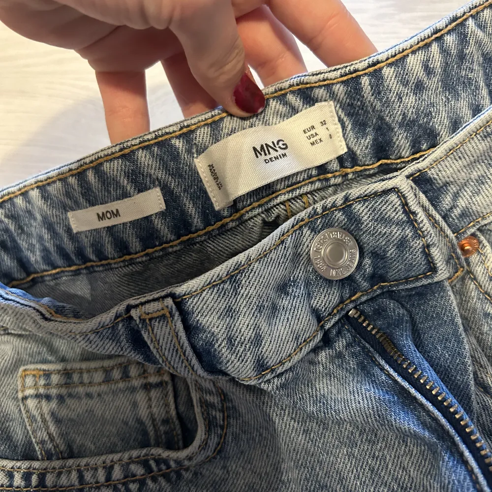 säljer ett par blåa jeansshorts från mango i storlek 32! skicka pm för fler bilder eller frågor, köparen står för frakten😊. Shorts.