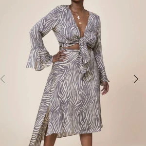 rivera dress adoore 🌸 - strl 38, ganska liten i strl. använt skick då jag haft på mig den på flera större tillställningar bland annat min bffs bröllop :-) den e så fin