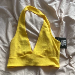 gul halterneck linne - helt ny från nelly, lapparna kvar :-)