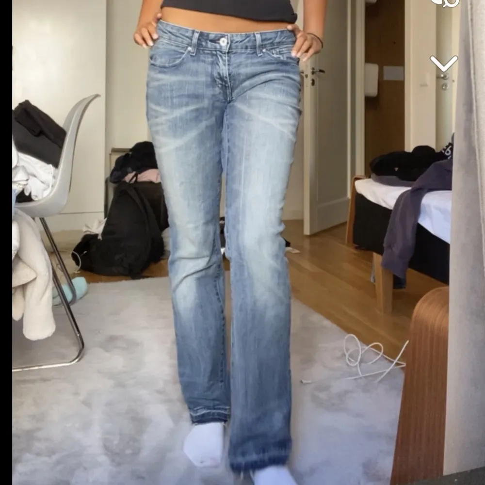 Säljer mina fina lågmidjade jeans från levis då de inte kommer till användning. I väldigt fint skick utan defekter, bortsett från att jag sprättat jeansen i benen.❤️. Jeans & Byxor.