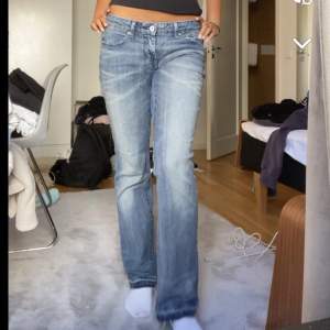 Säljer mina fina lågmidjade jeans från levis då de inte kommer till användning. I väldigt fint skick utan defekter, bortsett från att jag sprättat jeansen i benen.❤️