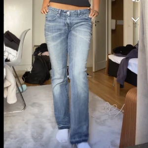 Lågmidjade jeans - Säljer mina fina lågmidjade jeans från levis då de inte kommer till användning. I väldigt fint skick utan defekter, bortsett från att jag sprättat jeansen i benen.❤️