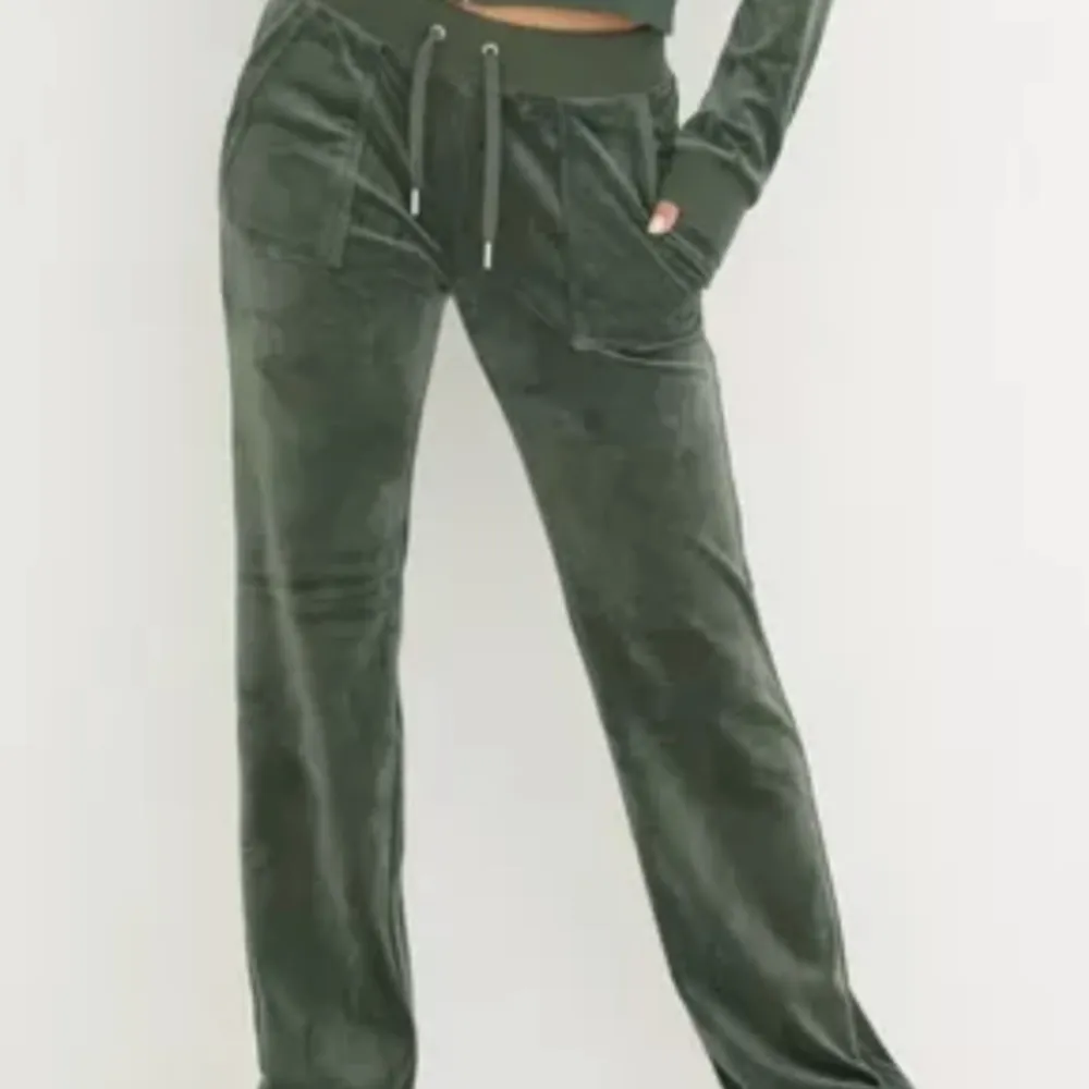 Säljer dessa mörk gröna juciy byxor för de inte kommer till användning hyfsat använda Skriv för fler frågor . Jeans & Byxor.