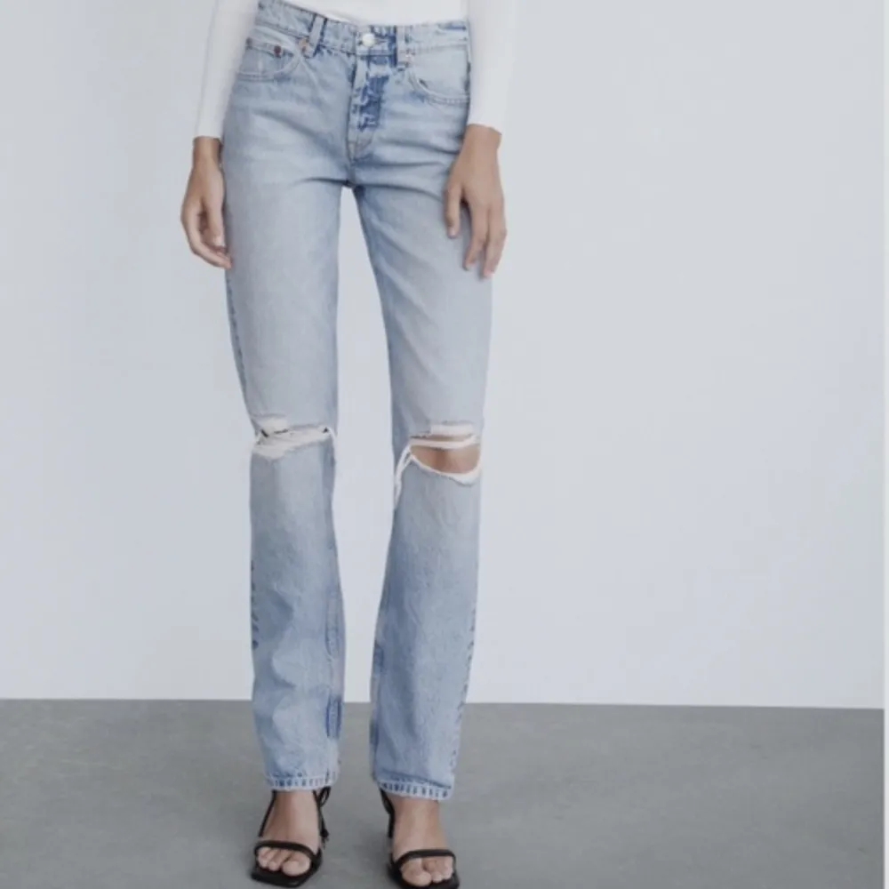 Skit snygga jeans från zara💕Jeansen är i bra skick! Du står för frakten😛. Jeans & Byxor.