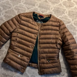Lättviktsjacka från Tommyhilfiger - Säljer denna då den är för stor för mig så den har aldrig kommit till användning:) 