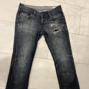 Lågmidjade jeans - Lågmidjade jeans. Skitsnygga köpa secondhand när jag va i Paris. Är för små nu tyvärr så får ingen användning av dem 