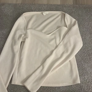 Fin topp - En jätte fin tröja som aldrig är använd. Dock har jag tagit bort pris lappen. Säljer pga den är lite för stor för mig.